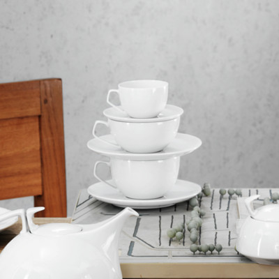 Białe filiżanki